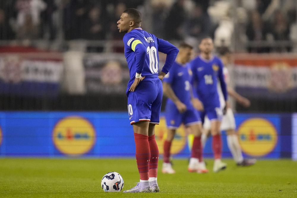 乔治娜晒在卡塔尔海边照片，蓝色紧身连衣裙尽显曼妙身姿